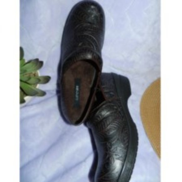 CUSHIONAIRE Clair Vegan Tooled Leather Comfort Clogs Women Brown 🆕📦🏃 💨⚡🚚 - Picture 13 of 15